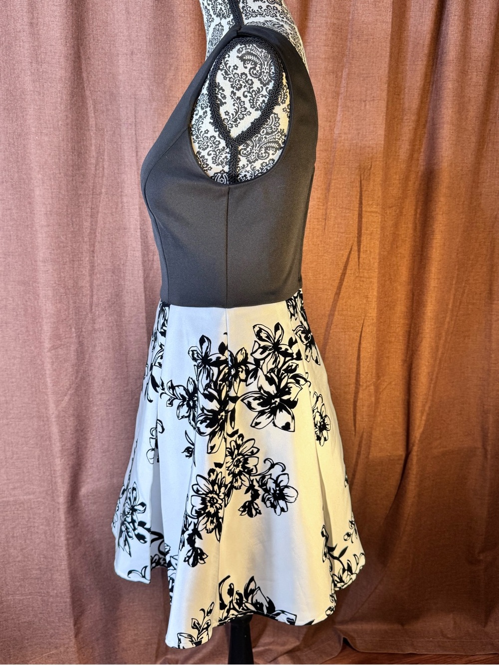 Social Couture Black & White Velvet Floral Fit-and-Flare Dress size M - Picture 4 of 9